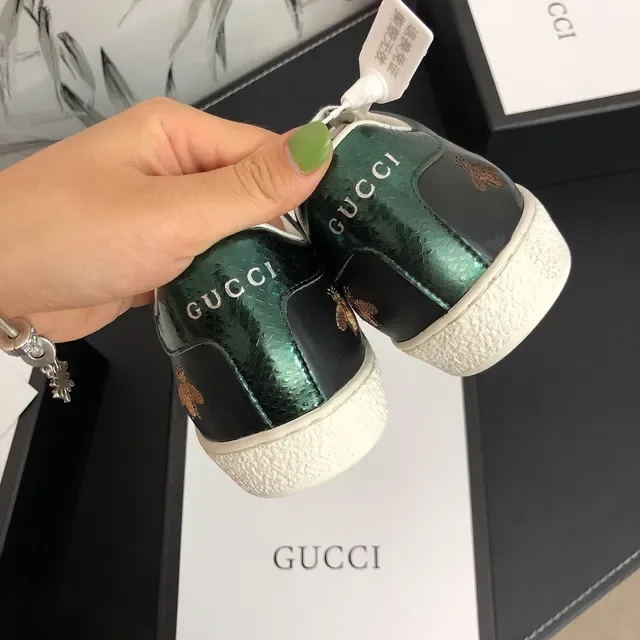 Gucci Ace أحذية رياضية سوداء جلدية مطرزة نحلة ونجم نمط حياة 3