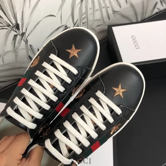Gucci Ace أحذية رياضية سوداء جلدية مطرزة نحلة ونجم نمط حياة 4