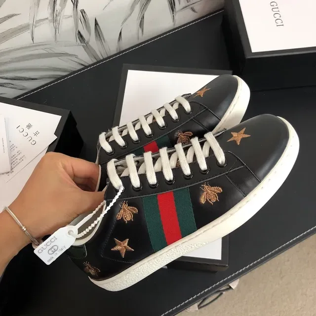 Gucci Ace أحذية رياضية سوداء جلدية مطرزة نحلة ونجم نمط حياة 5