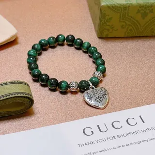 Gucci Pulsera con piedras de estilo malachite verde y tono plateado con colgante de corazón