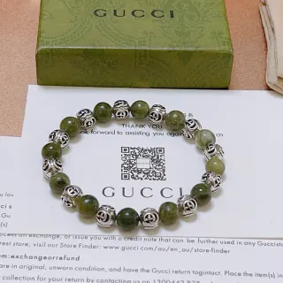 سوارة Gucci Interlocking G مرصعة بحجر أخضر