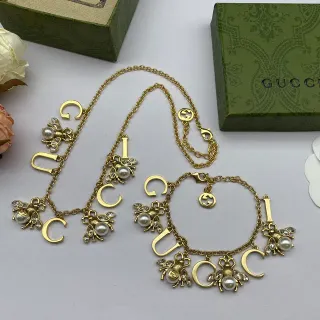 Gucci Bee et GUCCI Letter Charm Collier Doré
