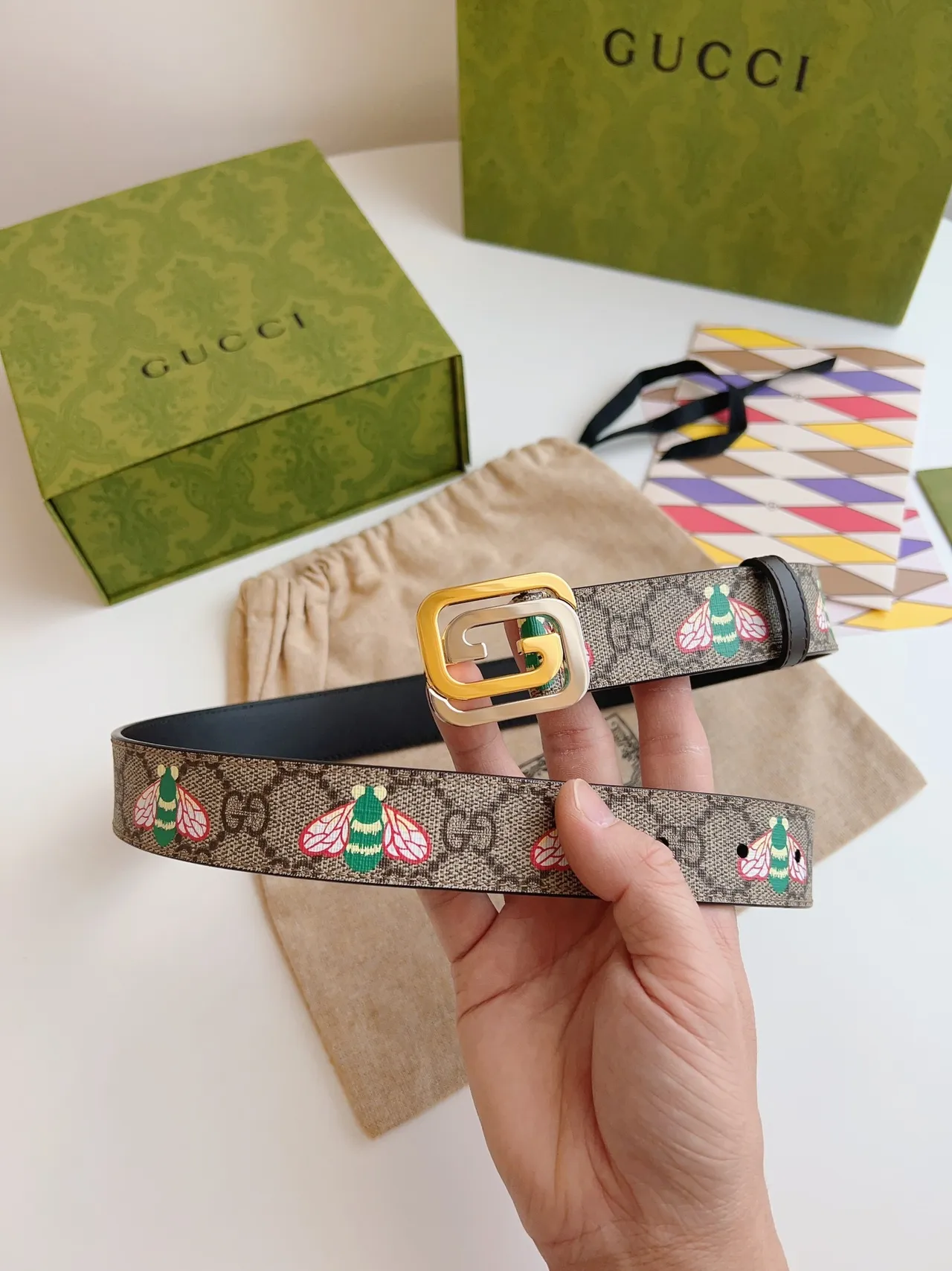 Gucci Beige et Noir GG Monogram Canvas avec motif d'abeille brodé cuir 2
