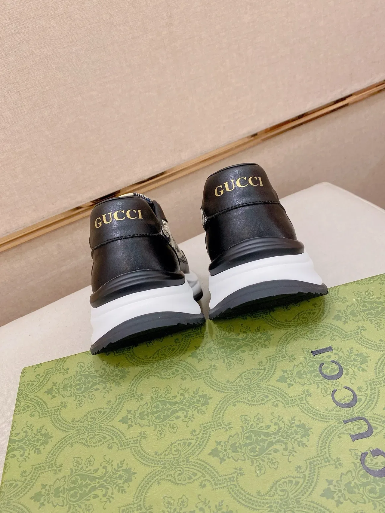 Gucci Sneakers Chunky Noires et Beige Monogramme Canvas avec Overlays en Cuir 3