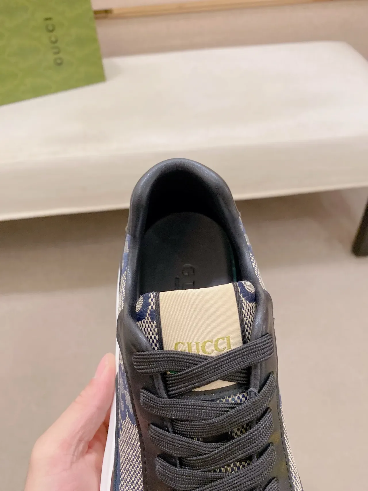 Gucci Sneakers Chunky Noires et Beige Monogramme Canvas avec Overlays en Cuir 4