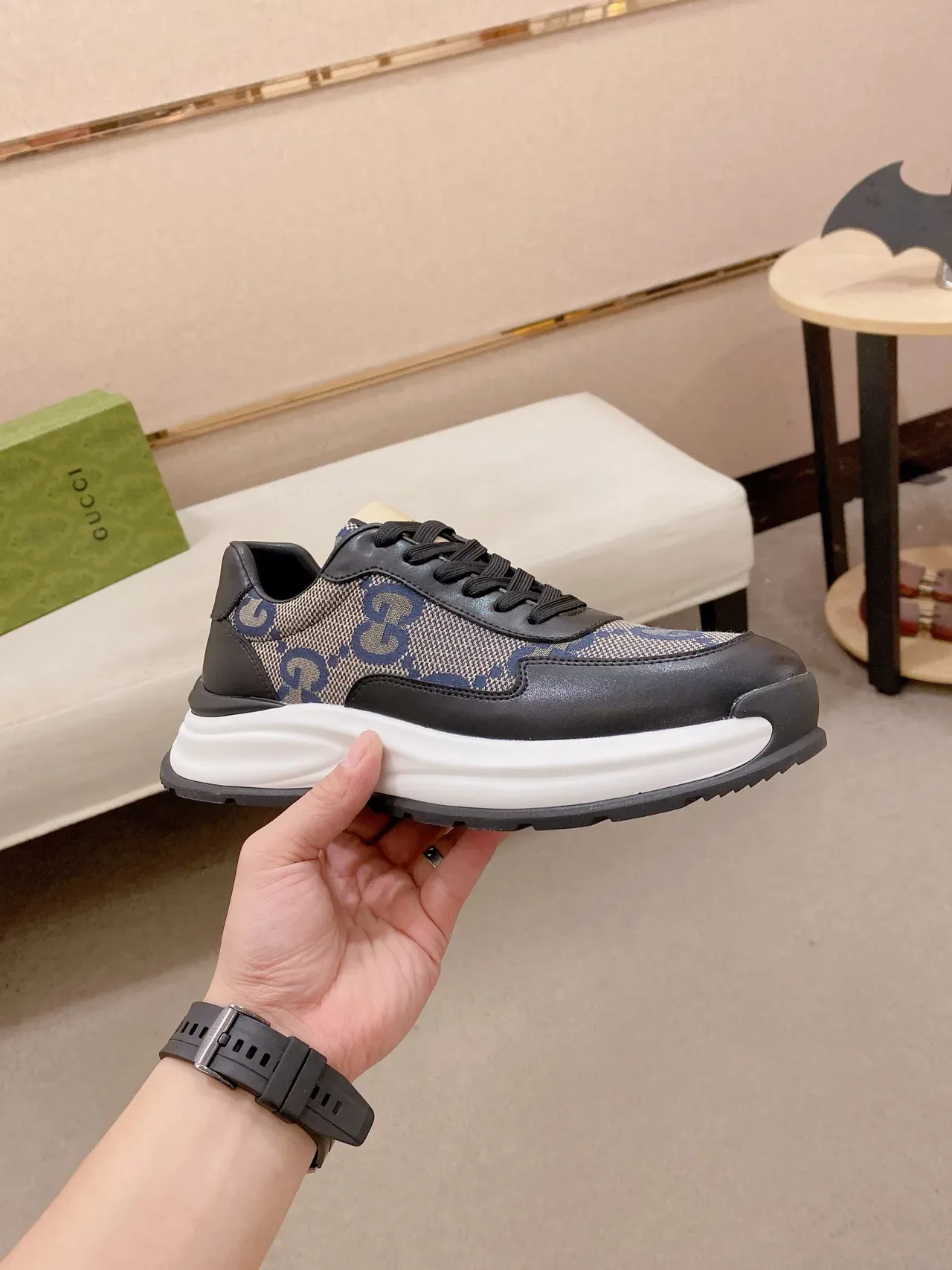 Gucci Sneakers Chunky Noires et Beige Monogramme Canvas avec Overlays en Cuir 5