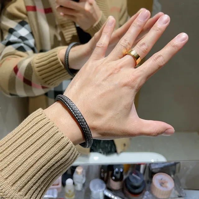 Gucci Bracelet en Cuir Tressé Noir et Or avec Fermoir Magnétique 2
