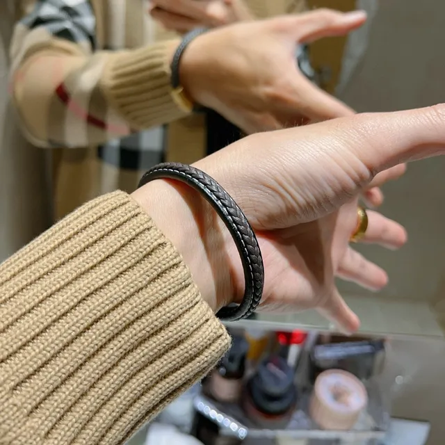 Gucci Bracelet en Cuir Tressé Noir et Or avec Fermoir Magnétique 5