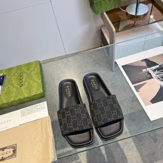 Gucci काले भूरे फ्लैट सोल GG Monogram स्ट्रैप स्लिपर्स