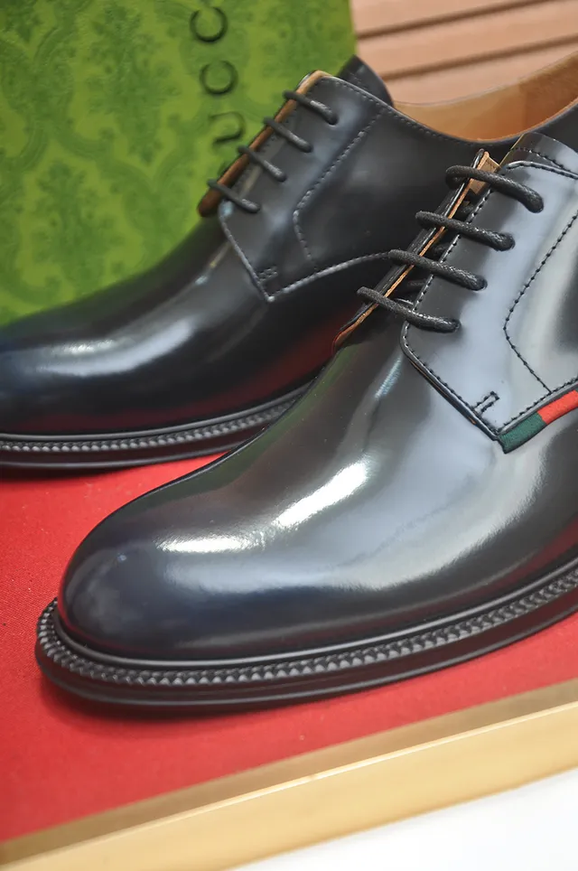 Gucci Sapatos Oxford Preto Verde Brilhante Couro Patent-like Bico de Tapa 2