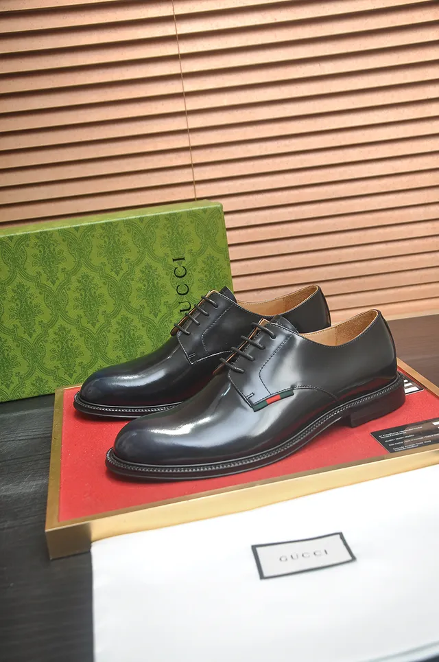 Gucci Sapatos Oxford Preto Verde Brilhante Couro Patent-like Bico de Tapa 4