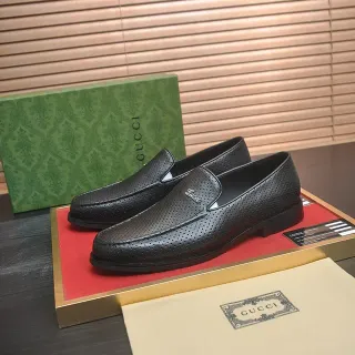 Gucci काला परफोरेटेड लेदर स्लिप-ऑन लोअफर