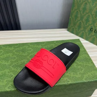 Gucci काला लाल मोल्डेड लेदर फुटबेड बोल्ड रबर स्ट्रैप स्लिपर्स