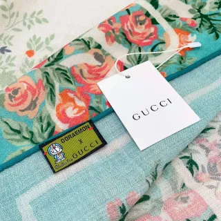 Gucci Doraemon x बहुरंगी फूल प्रिंट हेरिंगबोन वीव सिल्क स्कार्फ