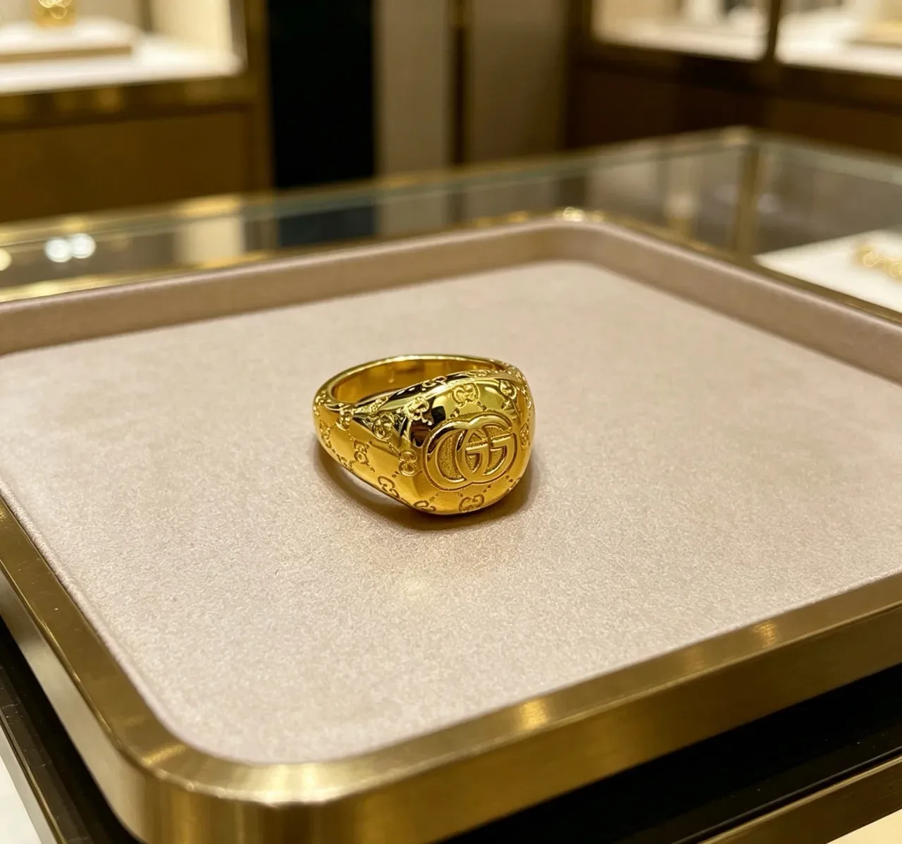 Gucci Double G Signet Gold Ornate Monogram Band Ring 7