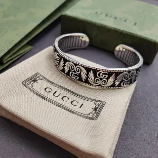 Gucci Volutas Grabadas Esmalte Negro Pulsera de Muñeca Abierta