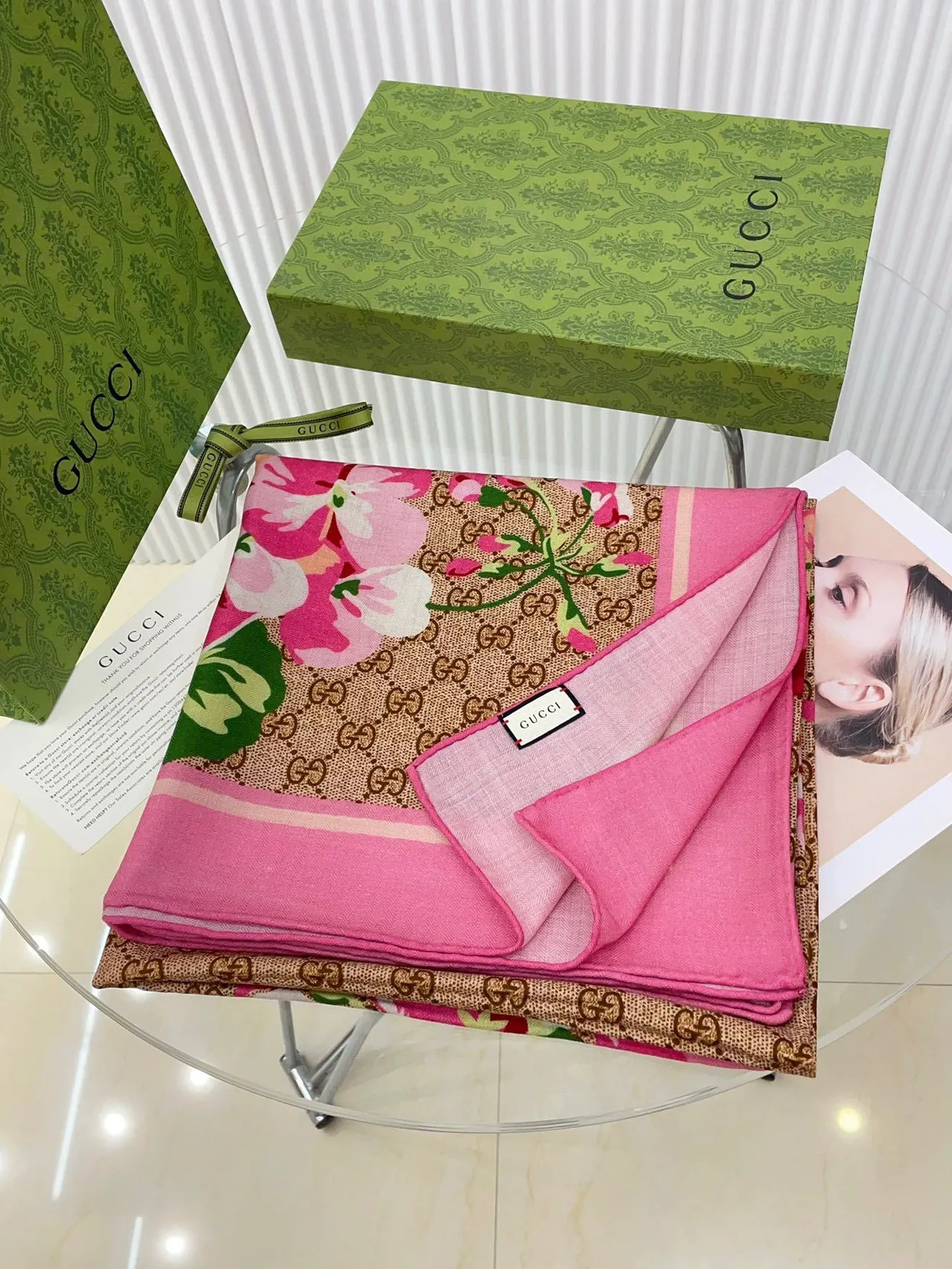 Gucci écharpe en soie rose à imprimé floral 5