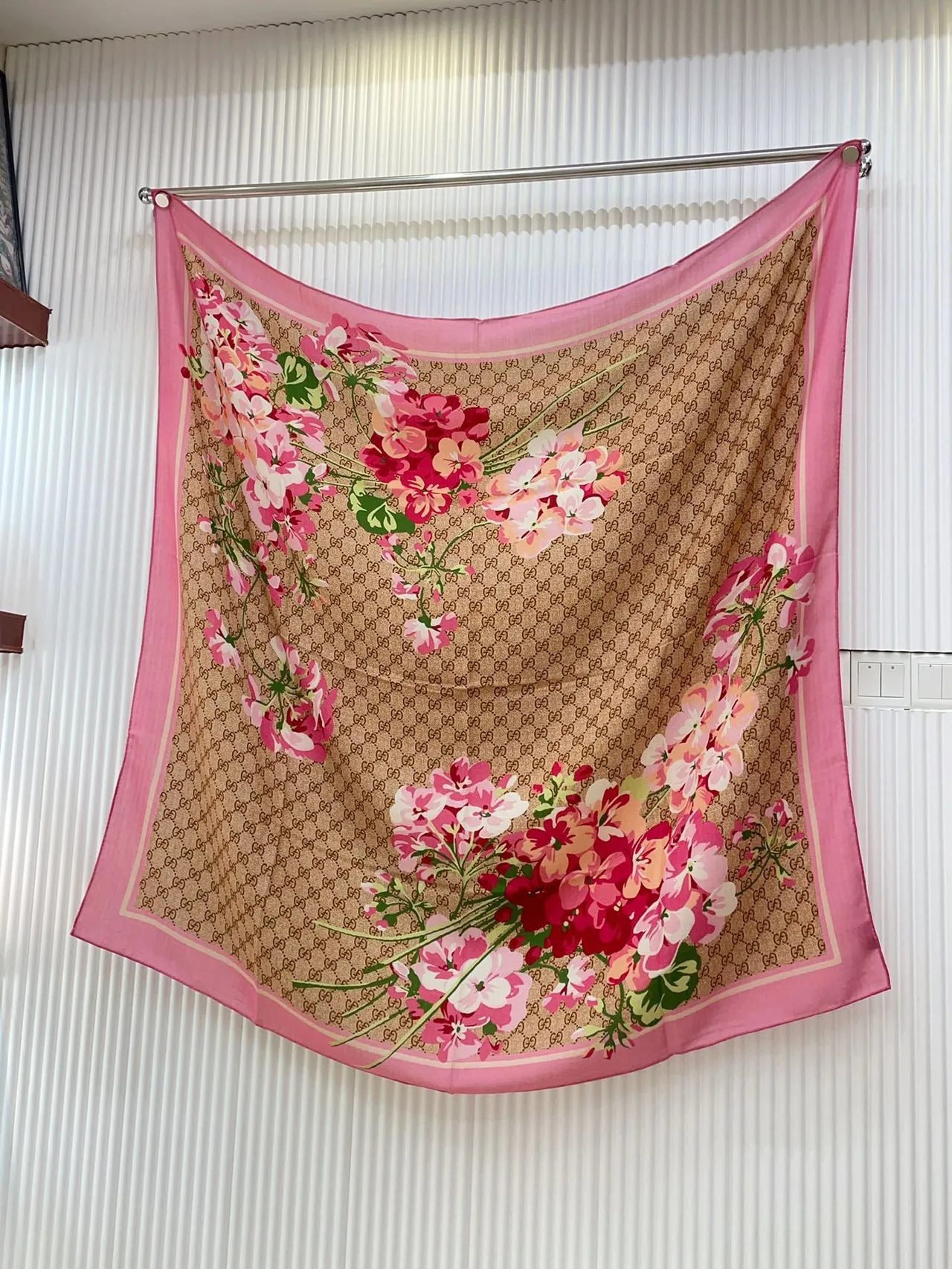 Gucci écharpe en soie rose à imprimé floral 6