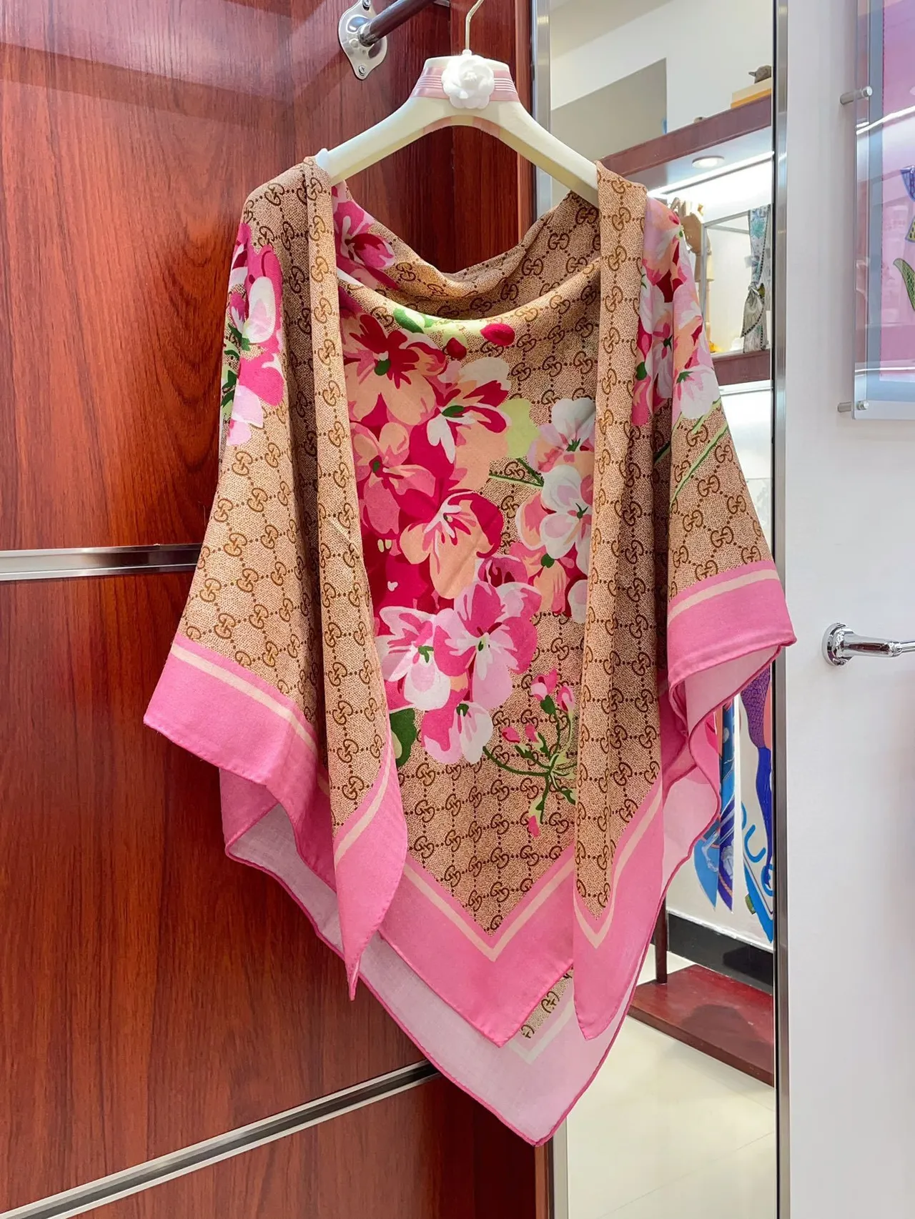Gucci écharpe en soie rose à imprimé floral 7