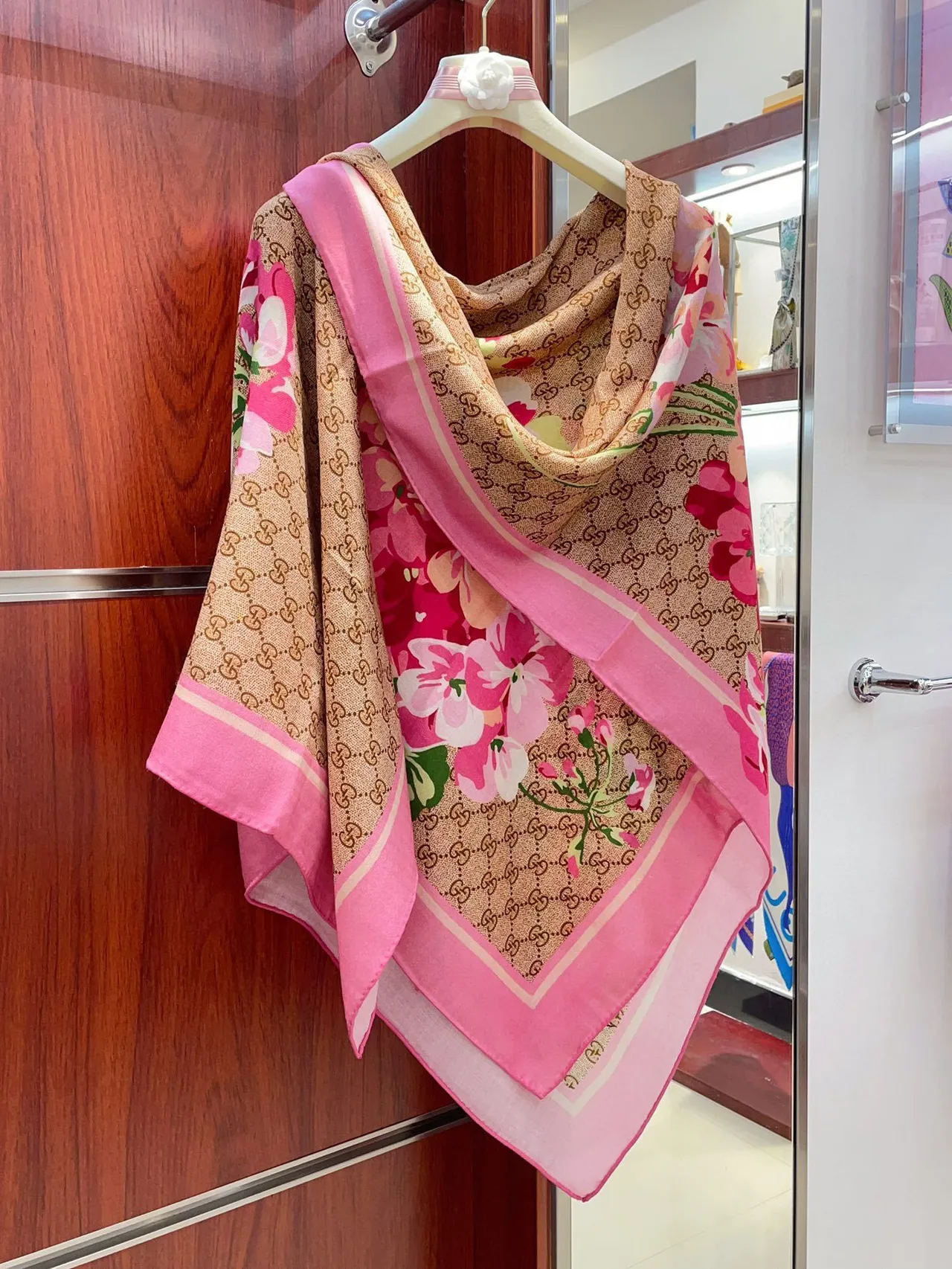 Gucci écharpe en soie rose à imprimé floral 8