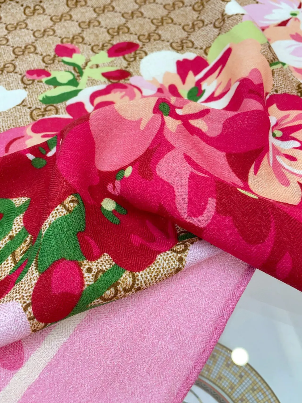 Gucci écharpe en soie rose à imprimé floral 9