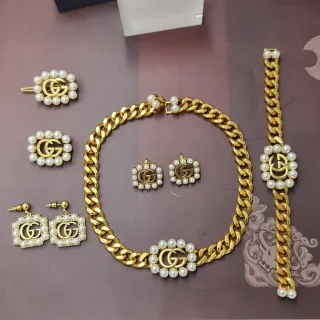 Gucci GG Marmont قلادة سلسلة كيرب ذهبية بيضاء مزينة باللؤلؤ