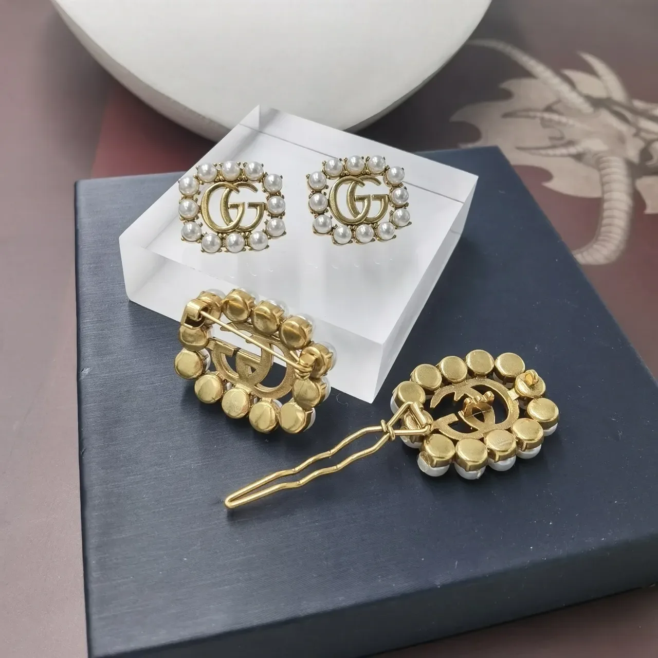 Gucci GG Marmont قلادة سلسلة كيرب ذهبية بيضاء مزينة باللؤلؤ 2