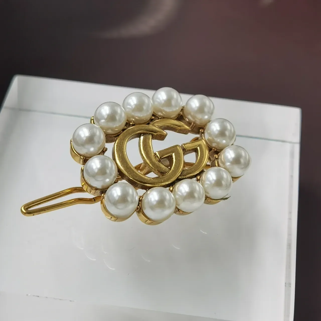 Gucci GG Marmont قلادة سلسلة كيرب ذهبية بيضاء مزينة باللؤلؤ 3