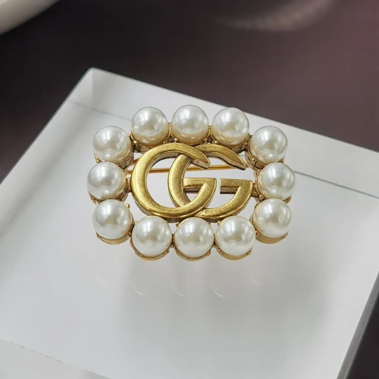 Gucci GG Marmont قلادة سلسلة كيرب ذهبية بيضاء مزينة باللؤلؤ 4