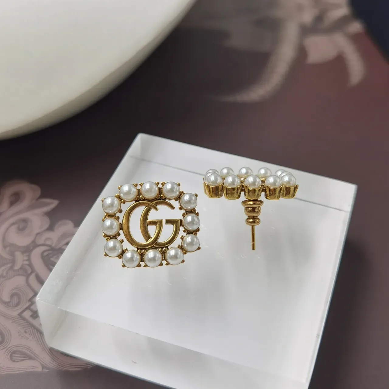 Gucci GG Marmont قلادة سلسلة كيرب ذهبية بيضاء مزينة باللؤلؤ 5