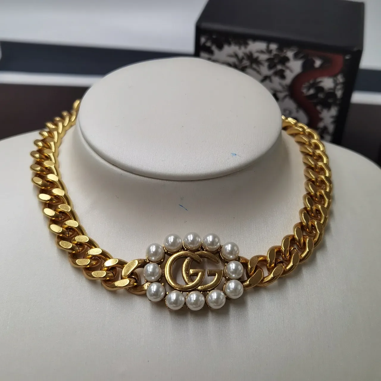 Gucci GG Marmont قلادة سلسلة كيرب ذهبية بيضاء مزينة باللؤلؤ 6