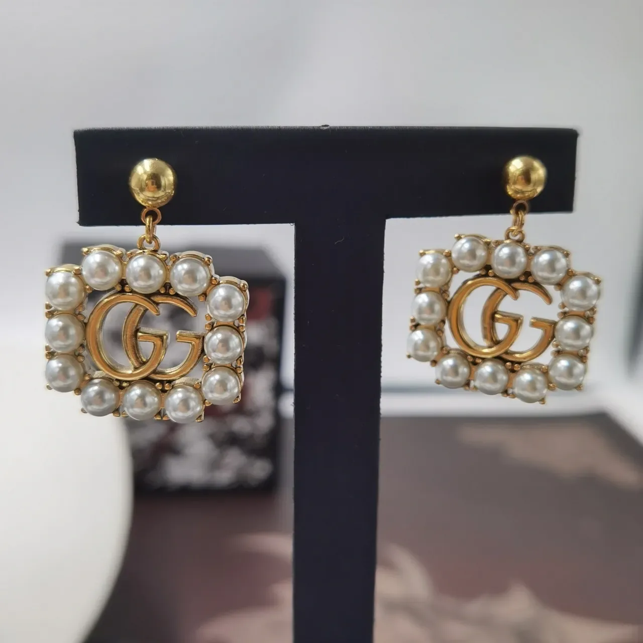Gucci GG Marmont قلادة سلسلة كيرب ذهبية بيضاء مزينة باللؤلؤ 7