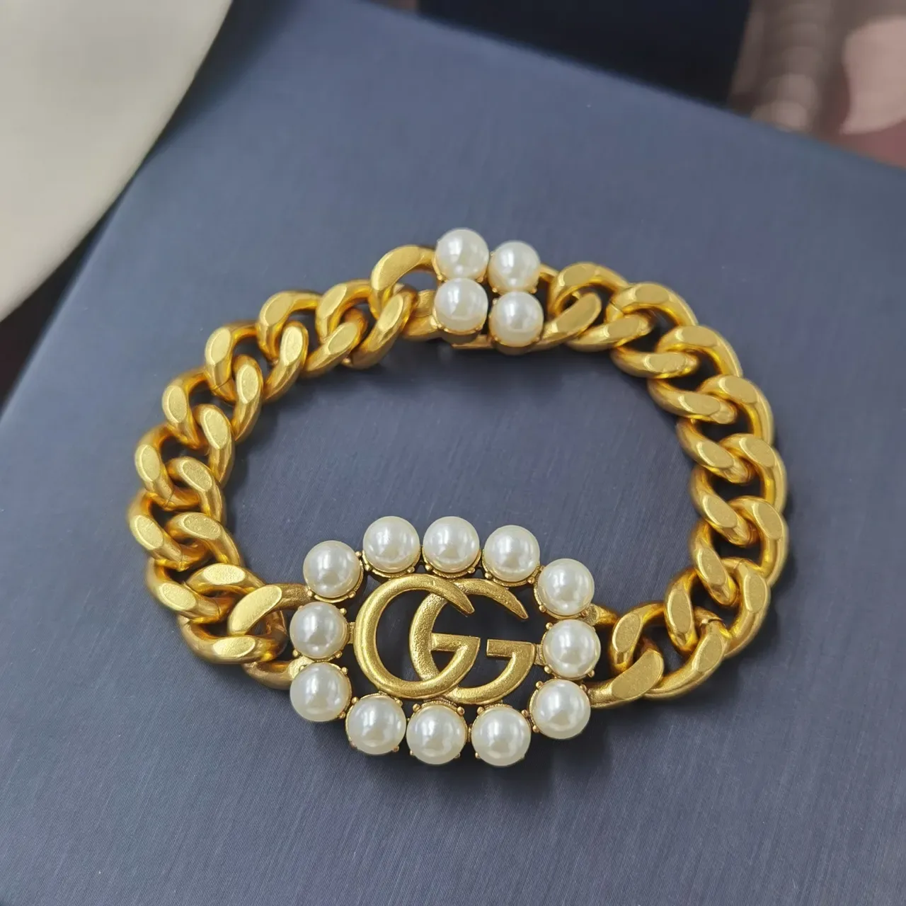 Gucci GG Marmont قلادة سلسلة كيرب ذهبية بيضاء مزينة باللؤلؤ 8