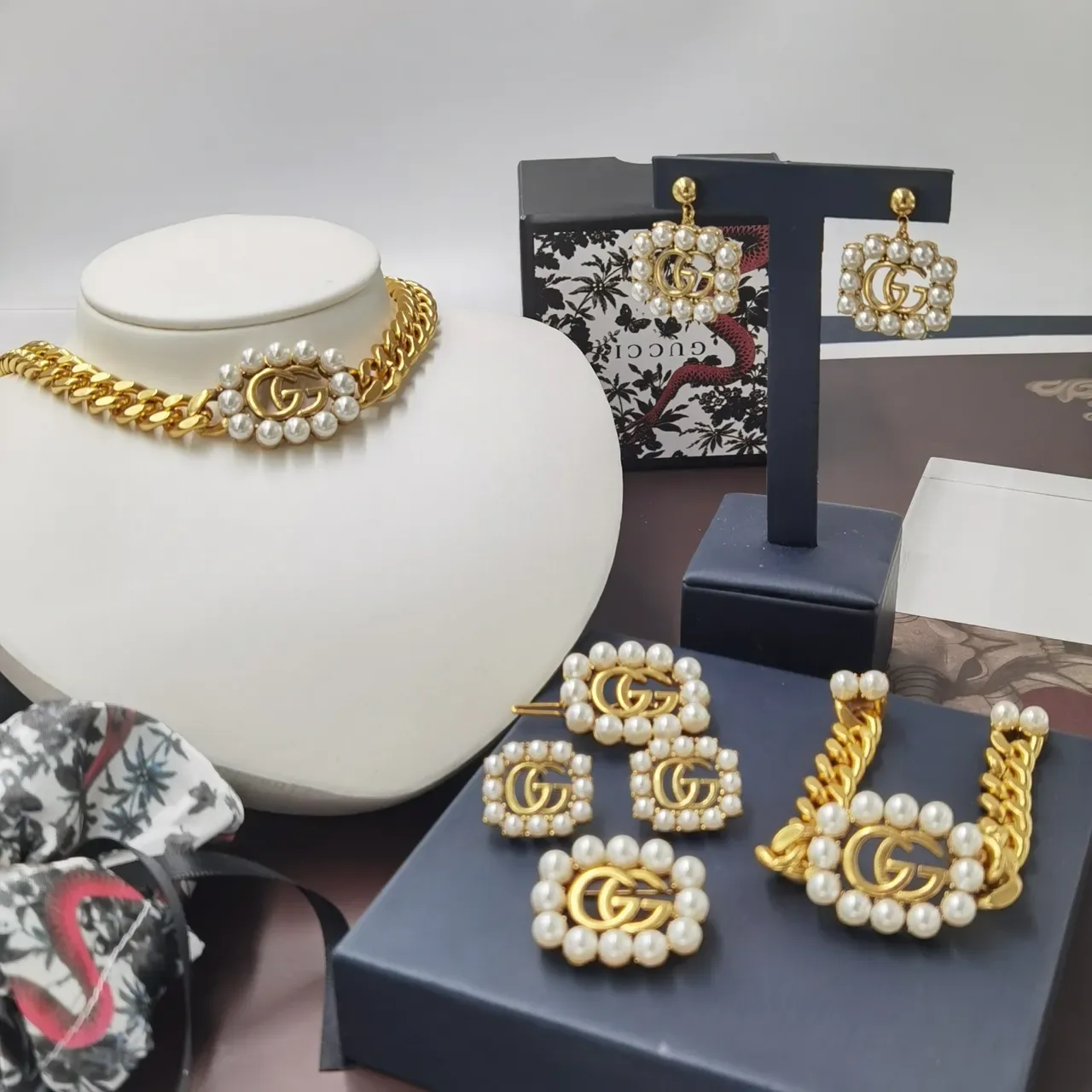 Gucci GG Marmont قلادة سلسلة كيرب ذهبية بيضاء مزينة باللؤلؤ 9