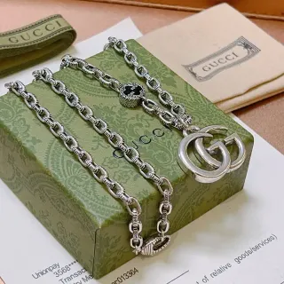 Gucci GG Marmont فضي أسود متشابك مزدوج جي قلادة مزخرفة سلسلة منحنية قلادة