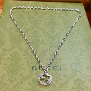 Gucci GG Marmont Argent Chaîne Curb-Link tordue Gravée Interlocking G Collier pendentif