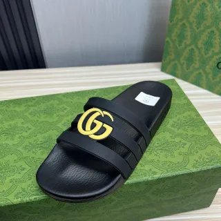 Gucci GG Marmont Slide काला पीला रबर निर्माण दोहरी पट्टी डिजाइन चप्पल