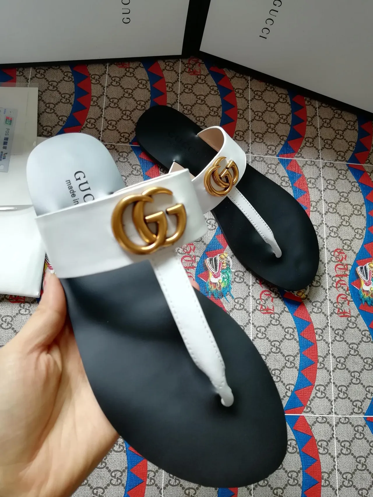 Gucci GG Marmont Sandales casuales Thong blanc et noir 2