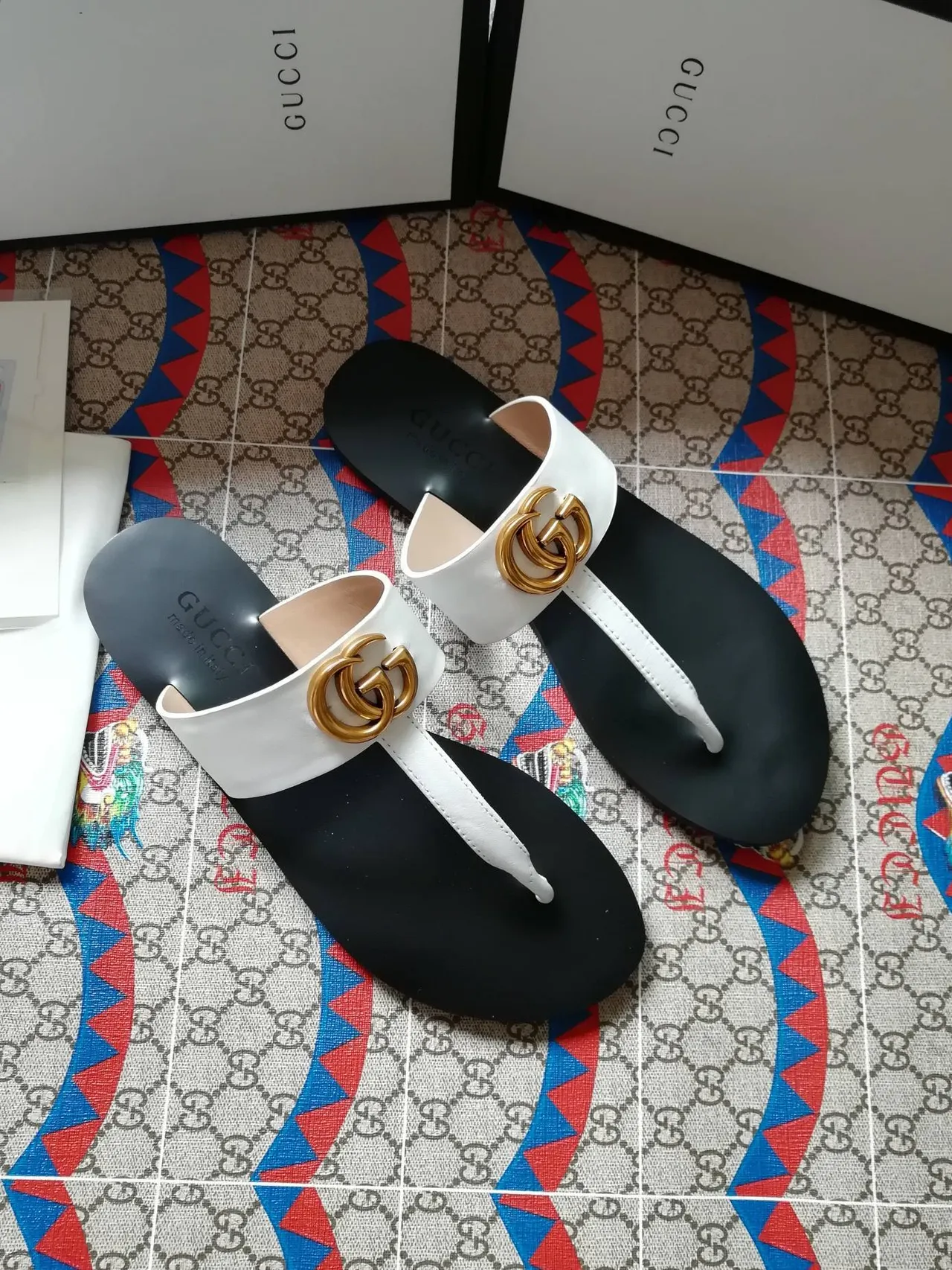 Gucci GG Marmont Sandales casuales Thong blanc et noir 3