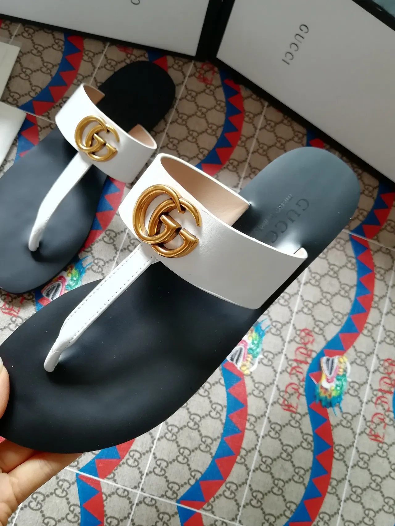 Gucci GG Marmont Sandales casuales Thong blanc et noir 4
