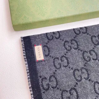 Gucci GG Monogram टोनल ग्रे और ब्लैक सिल्क स्कार्फ