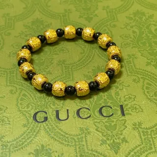 Gucci pulsera de cuentas dorada y negra elástica