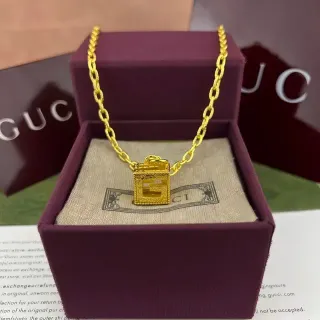 Gucci سلسلة ذهبية قلادة على شكل كتاب