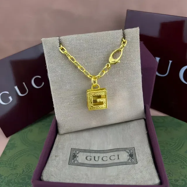 Gucci Colar Corrente de Ouro Pingente em Forma de Livro 5