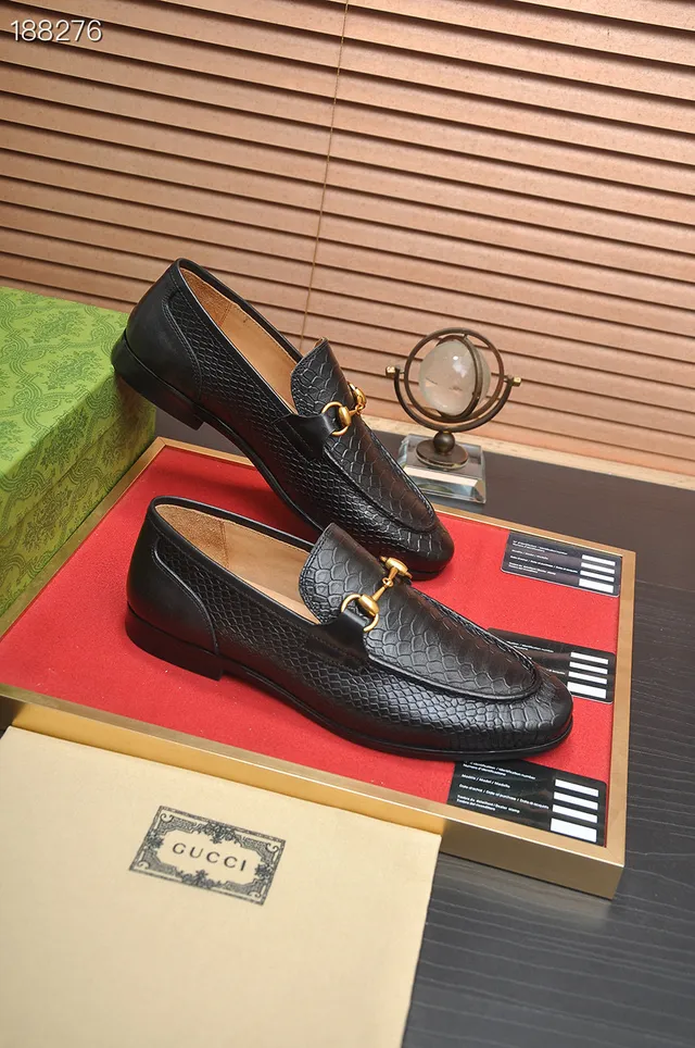 Gucci Horsebit 1955 Mocassins en cuir noir à motif de serpent embossé 5