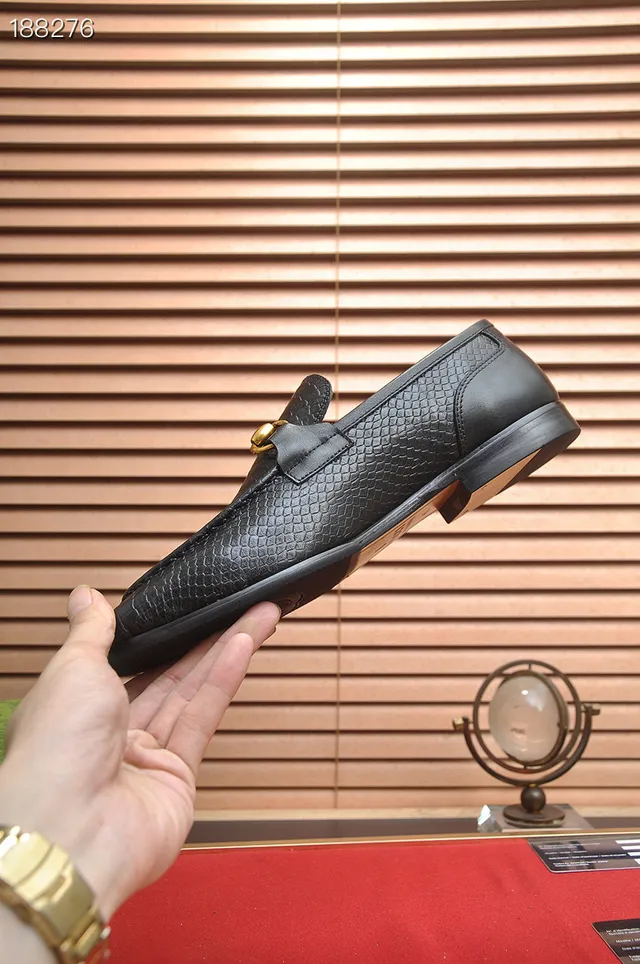 Gucci Horsebit 1955 Mocassins en cuir noir à motif de serpent embossé 7