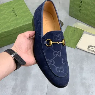 Gucci Horsebit 1955 नेवी ब्लू एम्बॉस्ड GG सूड लोफर्स