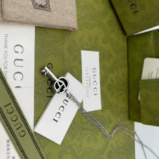 Gucci خلخال بشكل مفتاح شعار G متشابك بلون فضي