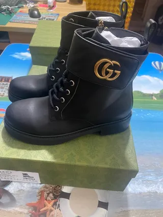 Gucci Le Cagole Botas de tornozelo de couro preto com Double G dourado 2