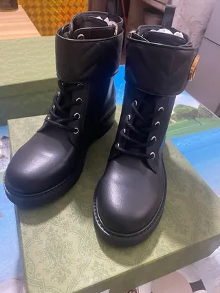 Gucci Le Cagole Botas de tornozelo de couro preto com Double G dourado 4
